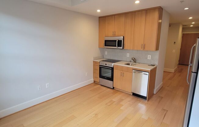 1 bed, 1 bath, $2,400, Unit 206