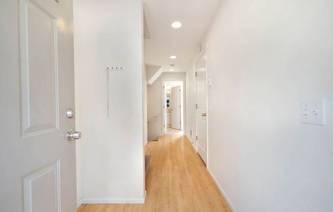 Bright and Spacious 3 bedroom townhouse in Queen Anne