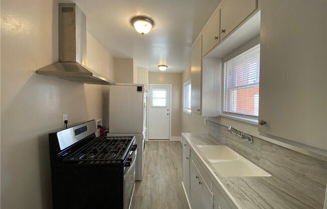 1034 W 15 ST