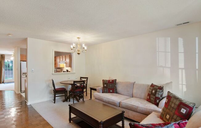 Beautiful Townhome 5 Mins to Duke & 10 mins to Downtown!