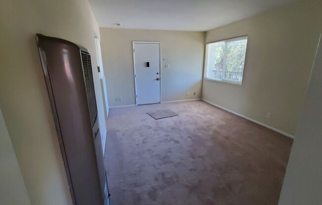 2 beds, 1 bath, 650 sqft, $2,395