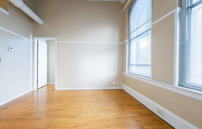 2 beds, 1 bath, 850 sqft, $899, Unit 3819 Jones St #303