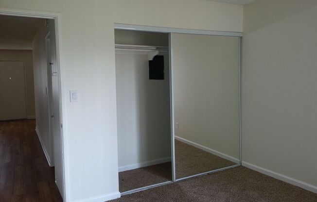 2 beds, 1 bath, 875 sqft, $2,200, Unit B04