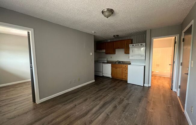 1 bed, 1 bath, 500 sqft, $1,050, Unit 32-B