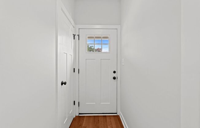 Modern 3 Bedroom home inside Downtown Raleigh, Fenced-in Backyard, Updated Kitchen, Pet Friendly!