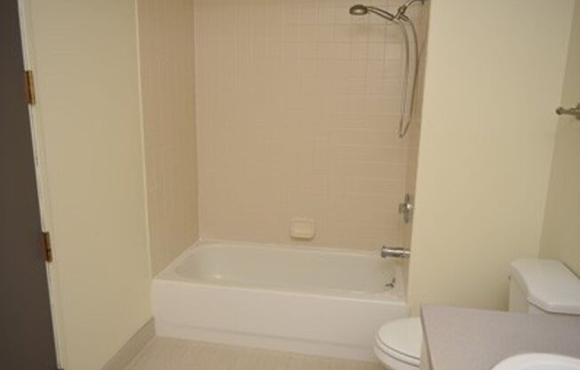 1 bed, 1 bath, 1,033 sqft, $2,995, Unit 1014-211