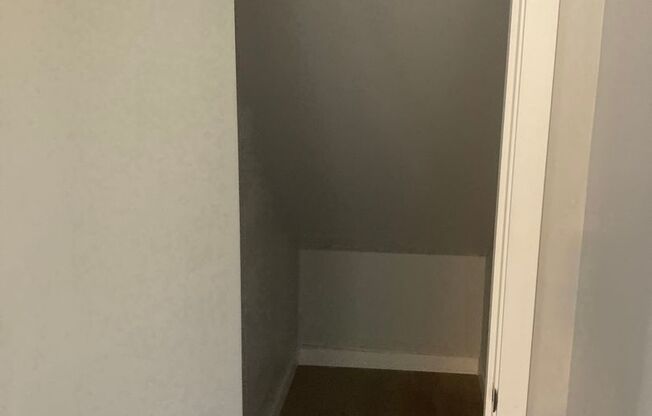 2 beds, 1 bath, 800 sqft, $2,095, Unit 325