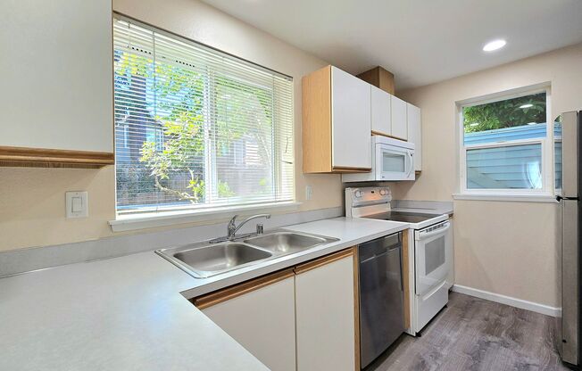 2 Bedroom Condo In Lynnwood - Pet Friendly!