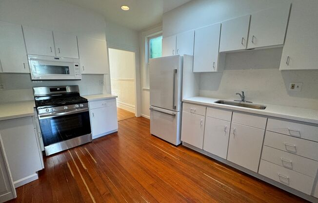 2 beds, 1 bath, 1,000 sqft, $4,500, Unit 375 Crescent Ave