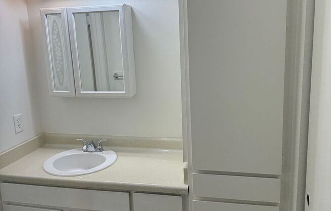 Studio, 1 bath, $995, Unit 04