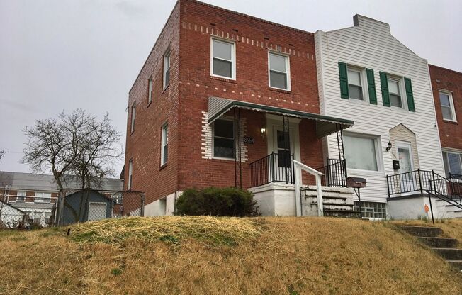 Fantastic 3 Bedroom EOG Townhome with Parking Pad in Parkville!