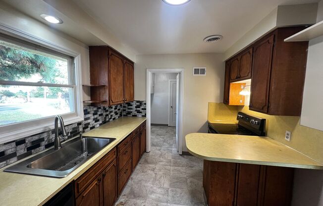 4 beds, 1 bath, $2,595