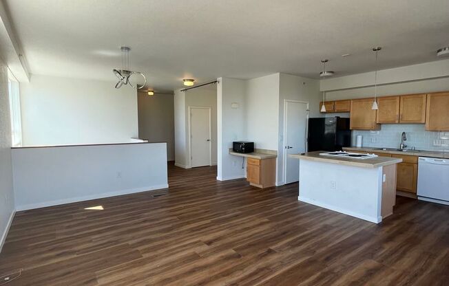Beautiful and Bright 2B/2.5B off 28th and Colorado!