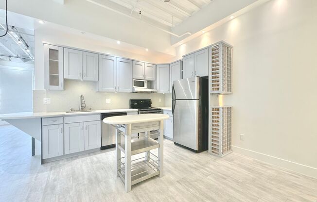 Top floor modern crafted spacious 1 Bed + 1 Bath