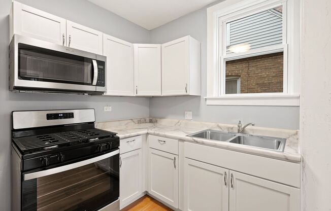 1 bed, 1 bath, 800 sqft, $1,400, Unit 2416 N Kilbourn Ave #1