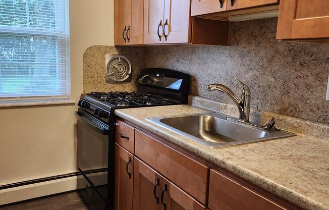 2 beds, 1 bath, 878 sqft, $1,305, Unit WY30002