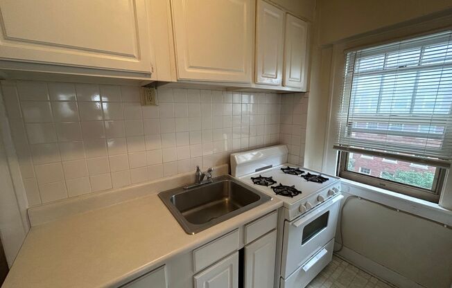903 E Kilbourn Ave