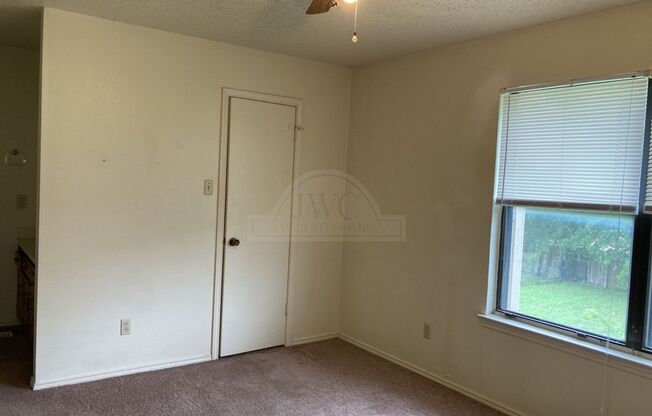 2 beds, 1.5 baths, $995, Unit 4504 Lago Cir Unit B