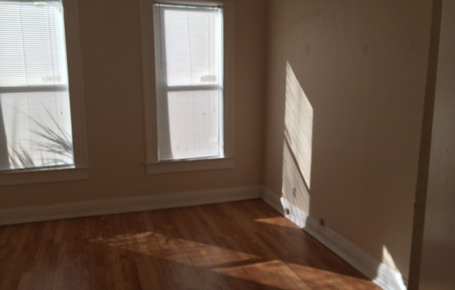 North Hyde Park Bungalow. Near UT & SOHO