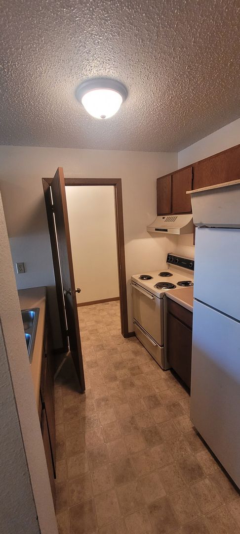 1 bed, 1 bath, 600 sqft, $650, Unit 206