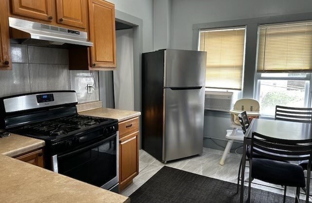 3 beds, 1 bath, 1,450 sqft, $2,850, Unit 2