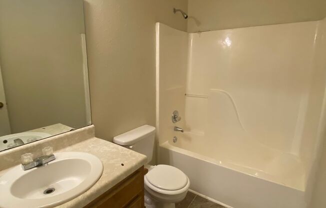 2 beds, 1 bath, $695, Unit A