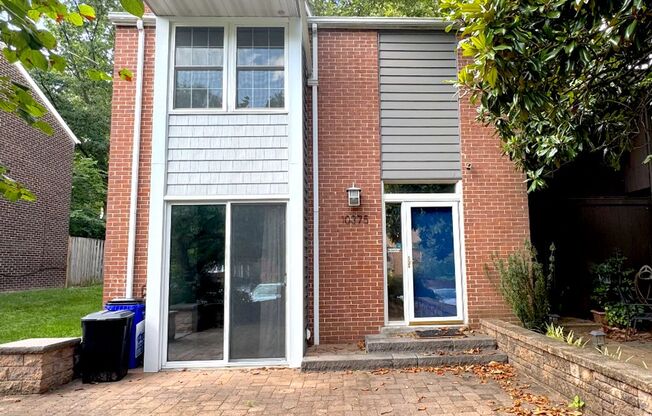 Lovely 3 BR/2.5 BA Townhome in Columbia!
