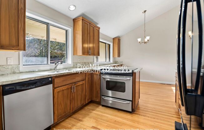 Updated Five Bedroom Home In Palisades!