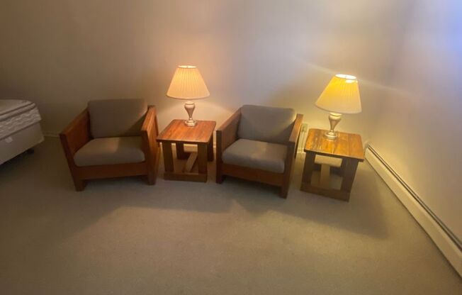 Studio, 1 bath, 323 sqft, $1,075, Unit O-105