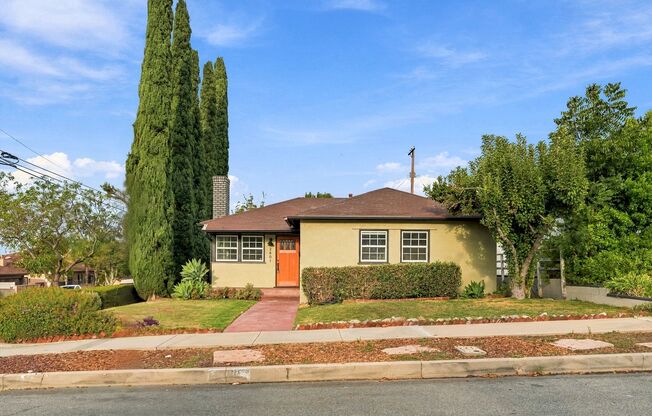 3 beds, 1.5 baths, $4,300