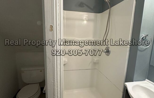 1 bed, 1 bath, $950, Unit B