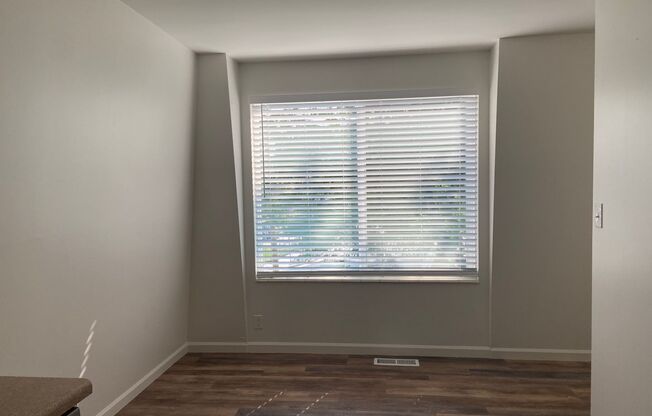 2 beds, 1 bath, 905 sqft, $1,400, Unit 5474-E