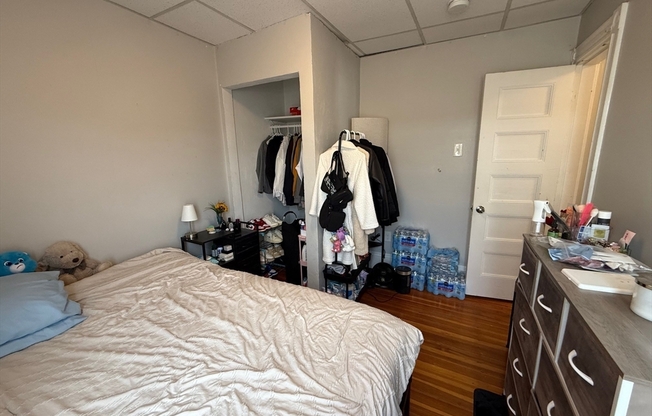 3 beds, 1 bath, 1,296 sqft, $3,400, Unit 3
