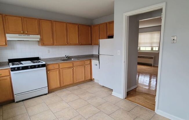 2 beds, 1 bath, 825 sqft, $2,300, Unit S082A