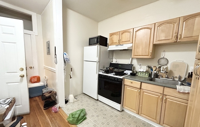 1 bed, 1 bath, $3,200, Unit 10
