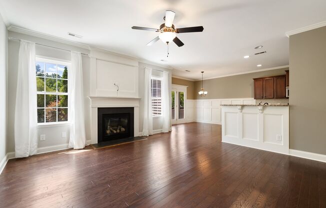 Stunning and HUGE 5Bed/3Bath in Holly Springs!