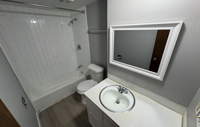 2 beds, 1 bath, 1,080 sqft, $820, Unit #20