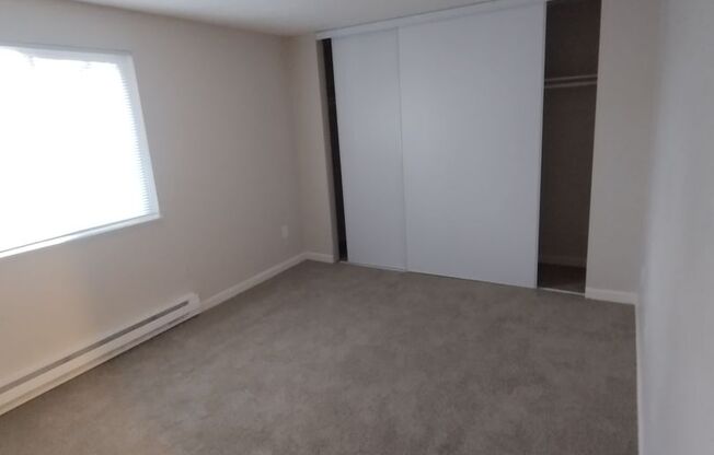 3 beds, 1 bath, 943 sqft, $1,675, Unit 086