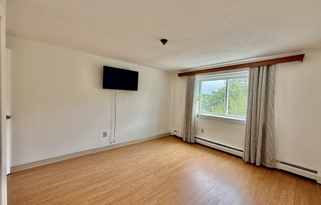 1 bed, 1 bath, 999 sqft, $1,900, Unit 4L