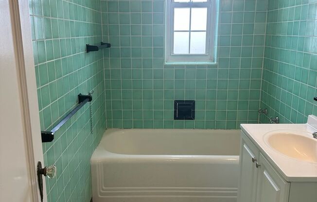 Studio, 1 bath, 413 sqft, $1,425, Unit Royal York 1015