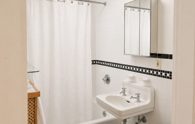 Bright Studio Steps to Quincy Center – Huge Walk-In Closet, Heat & Hot Water Included!
