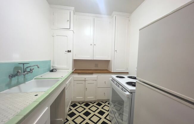 Studio, 1 bath, 460 sqft, $1,165, Unit 209