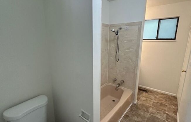 3 beds, 1.5 baths, $1,900, Unit 1171