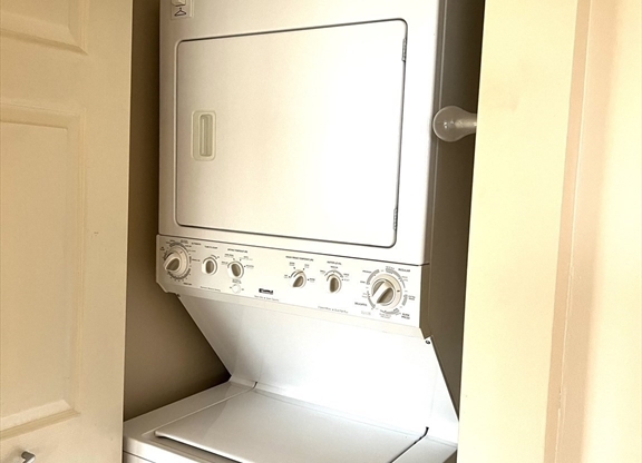 3 beds, 2 baths, 1,644 sqft, $3,800, Unit 711