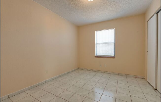 3 beds, 1 bath, $1,140