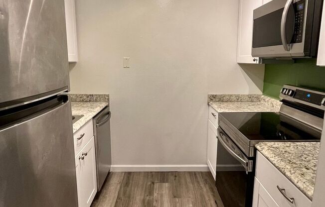 1 bed//1bath Secluded Corner-Unit Condo with Private Deck in Lynnwood