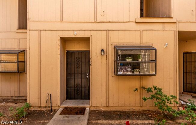 COMING SOON! Spacious 3 Bed 3 Bath Townhouse in Glendale!