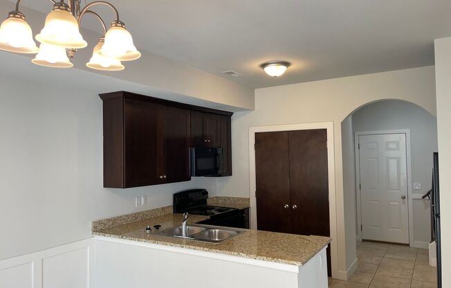 3 beds, 2.5 baths, $2,100, Unit 3-5