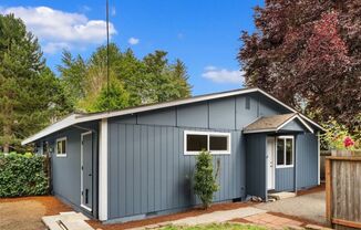 Modern 2 Bed, 1 Bath Duplex in Prime Olde Town Issaquah Location with Private Yard & Patio!