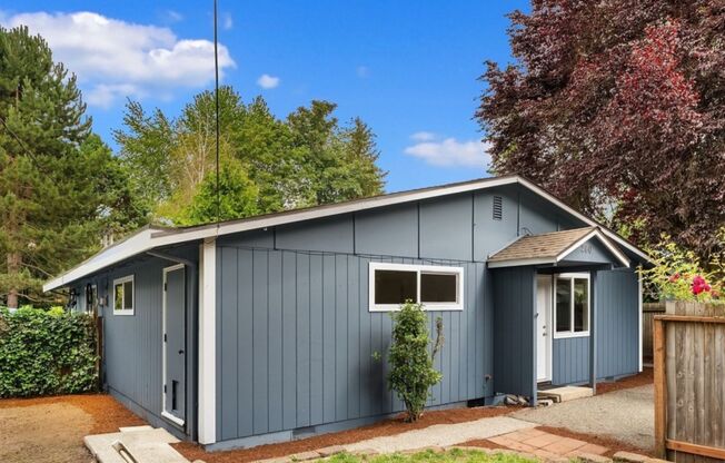 Modern 2 Bed, 1 Bath Duplex in Prime Olde Town Issaquah Location with Private Yard & Patio!